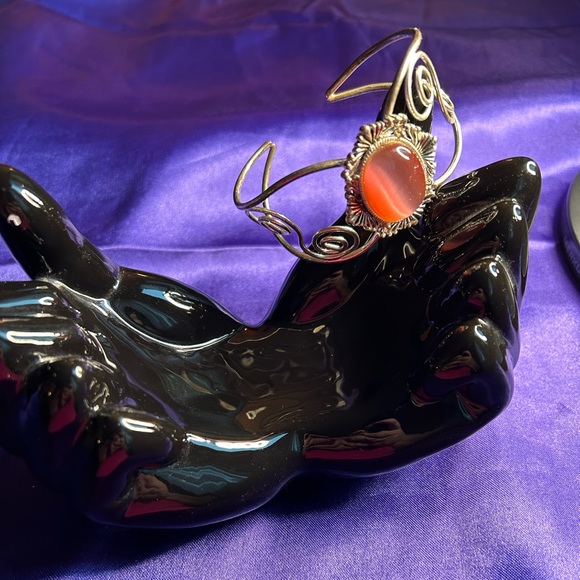 Gorgeous unbranded Silver Tone Metal Adjustable bracelet. - Picture 4 of 7